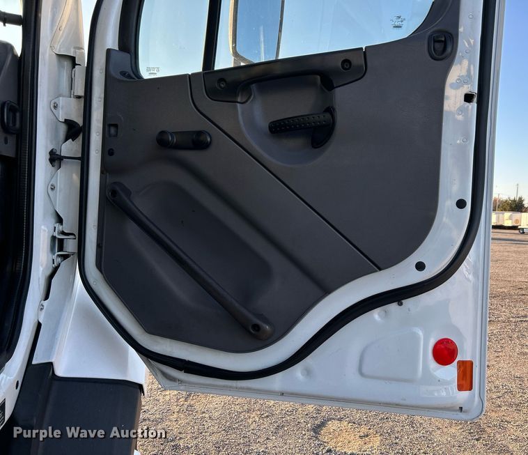 image for item KH9660 2013 Freightliner 108SD  utility / service truck