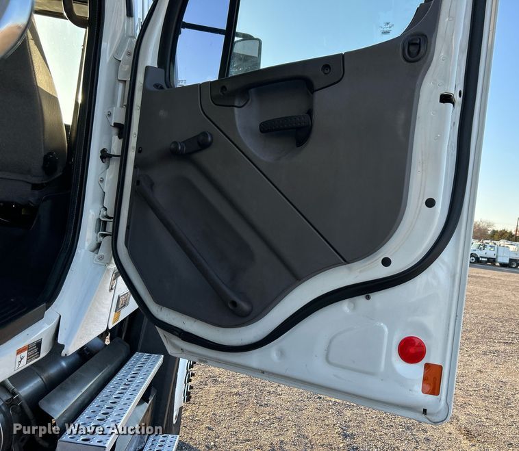 image for item KH9660 2013 Freightliner 108SD  utility / service truck