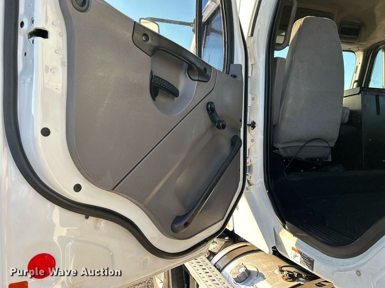 image for item KH9660 2013 Freightliner 108SD  utility / service truck