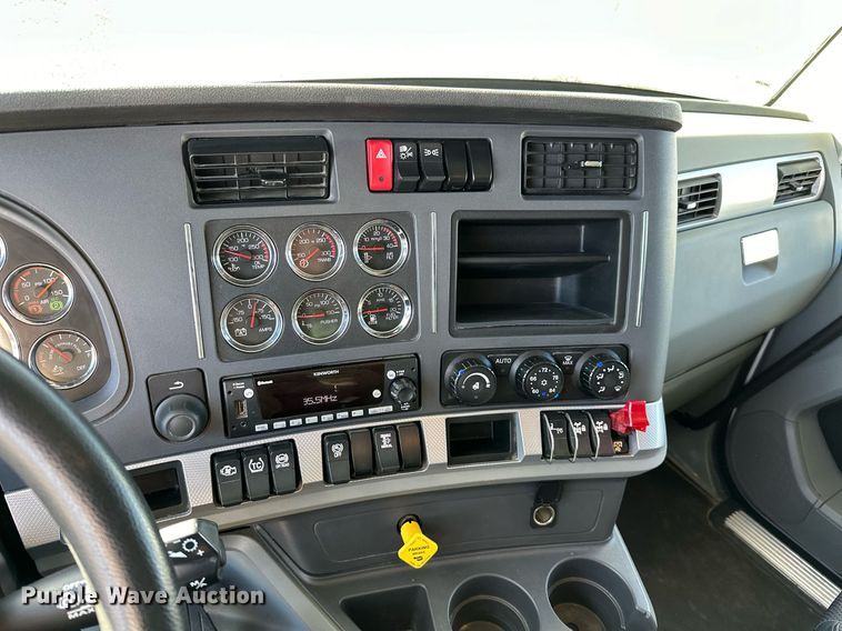 image for item KT9111 2021 Kenworth T880  dump truck