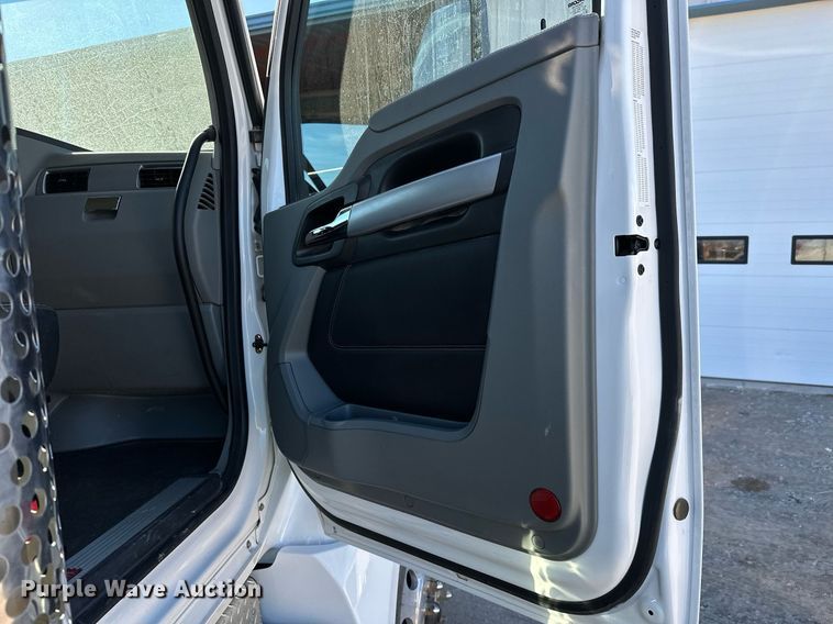 image for item KT9111 2021 Kenworth T880  dump truck