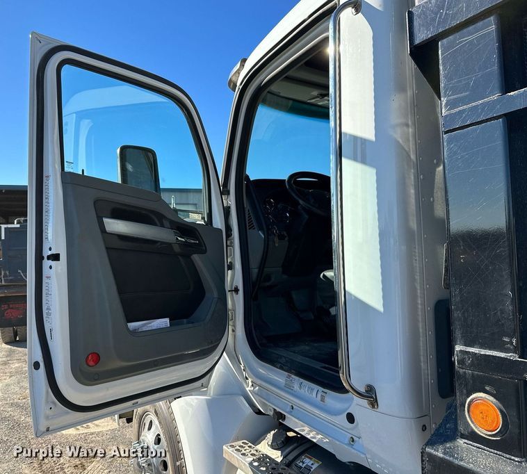 image for item KT9112 2021 Kenworth T880  dump truck