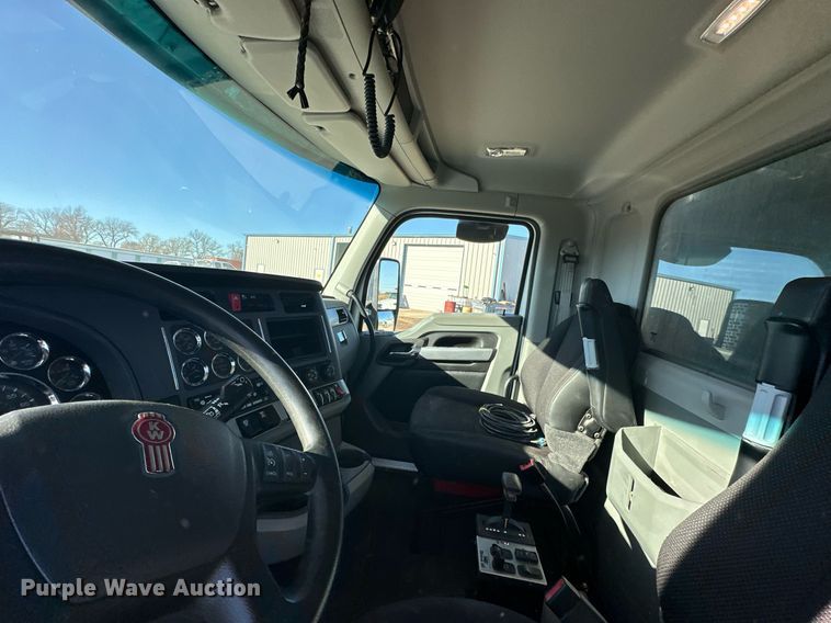 image for item KT9112 2021 Kenworth T880  dump truck