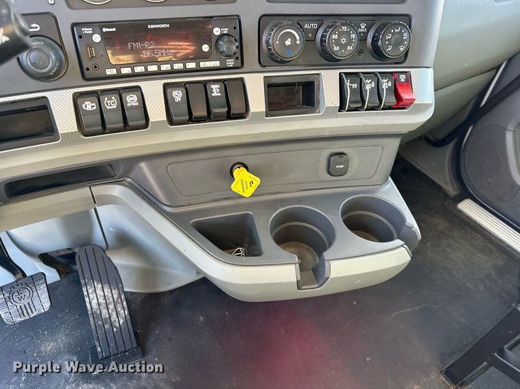 image for item KT9112 2021 Kenworth T880  dump truck