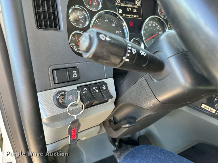 image for item KT9112 2021 Kenworth T880  dump truck