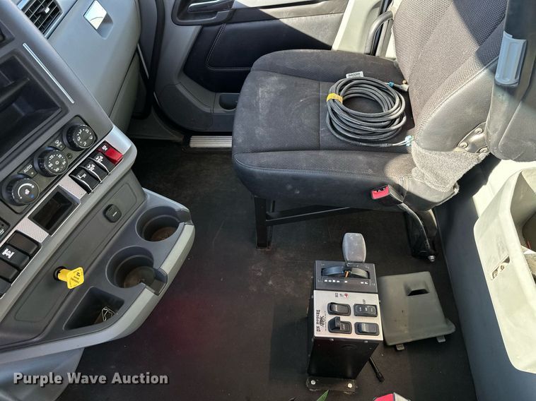 image for item KT9112 2021 Kenworth T880  dump truck