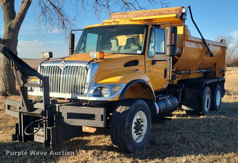 image for item KT9957 2004 International 7400  spreader truck