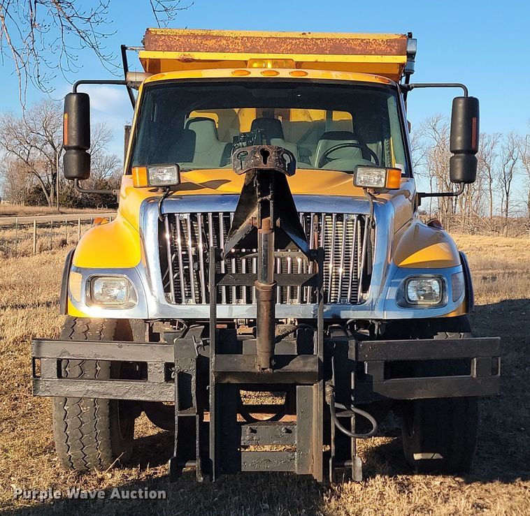 image for item KT9957 2004 International 7400  spreader truck