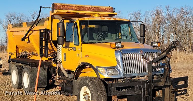 image for item KT9957 2004 International 7400  spreader truck