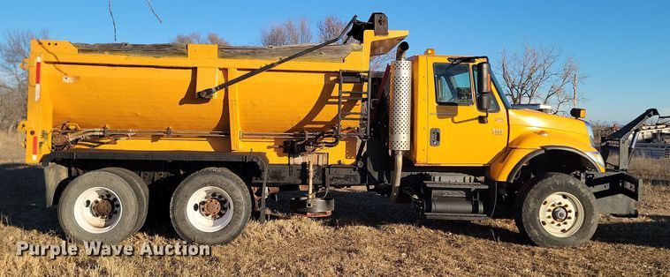 image for item KT9957 2004 International 7400  spreader truck