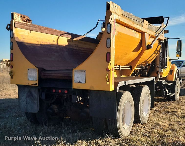 image for item KT9957 2004 International 7400  spreader truck