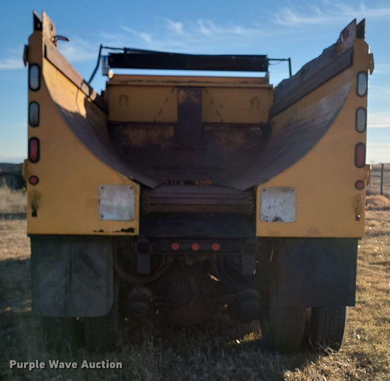 image for item KT9957 2004 International 7400  spreader truck