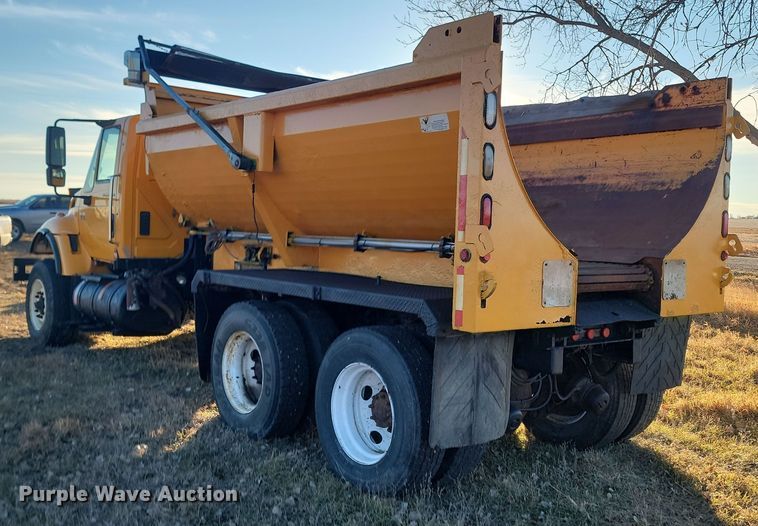 image for item KT9957 2004 International 7400  spreader truck