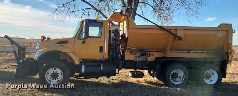 image for item KT9957 2004 International 7400  spreader truck