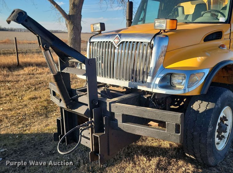 image for item KT9957 2004 International 7400  spreader truck