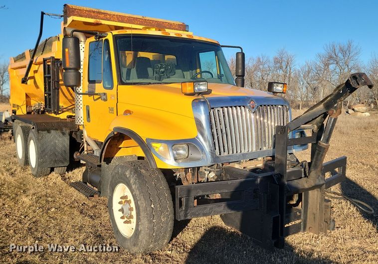 image for item KT9957 2004 International 7400  spreader truck