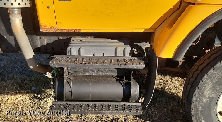 image for item KT9957 2004 International 7400  spreader truck