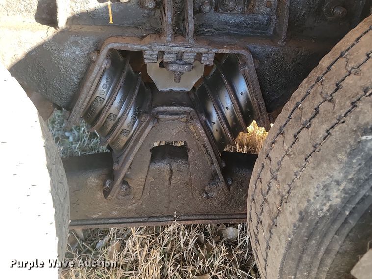 image for item KT9957 2004 International 7400  spreader truck