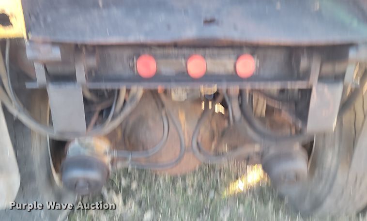 image for item KT9957 2004 International 7400  spreader truck