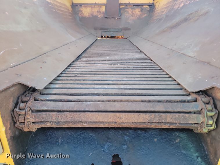 image for item KT9957 2004 International 7400  spreader truck