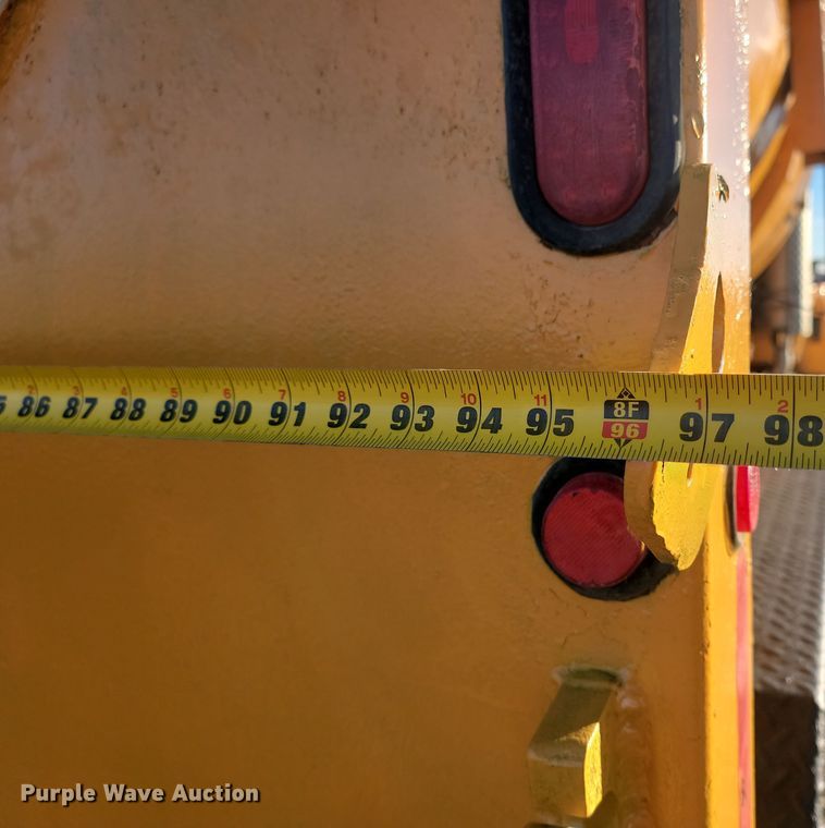 image for item KT9957 2004 International 7400  spreader truck