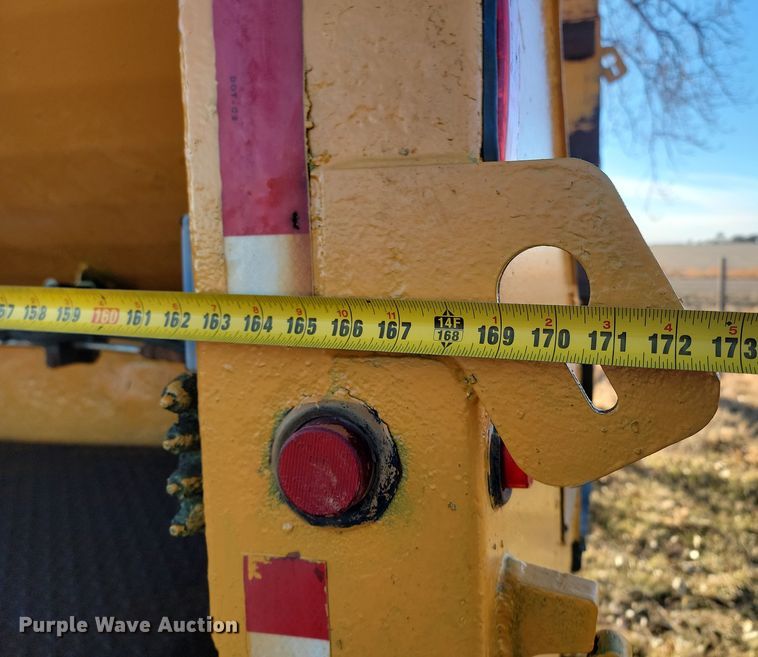 image for item KT9957 2004 International 7400  spreader truck