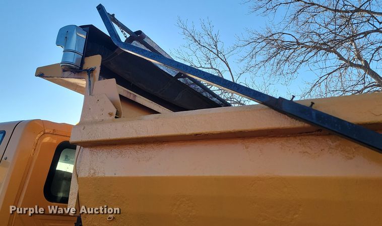 image for item KT9957 2004 International 7400  spreader truck