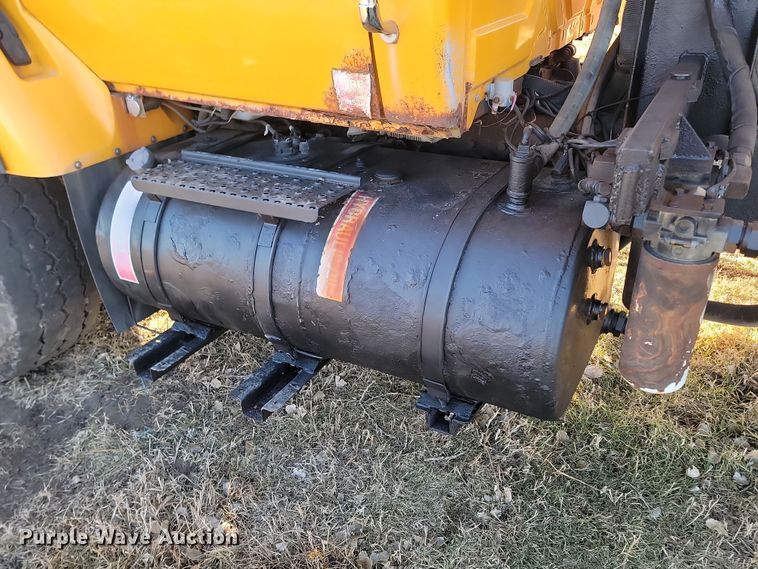 image for item KT9957 2004 International 7400  spreader truck