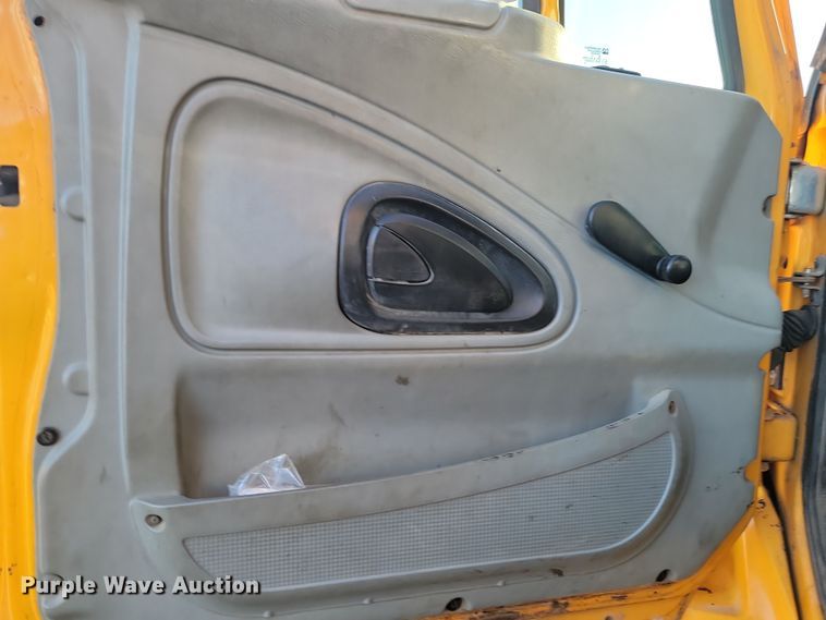 image for item KT9957 2004 International 7400  spreader truck