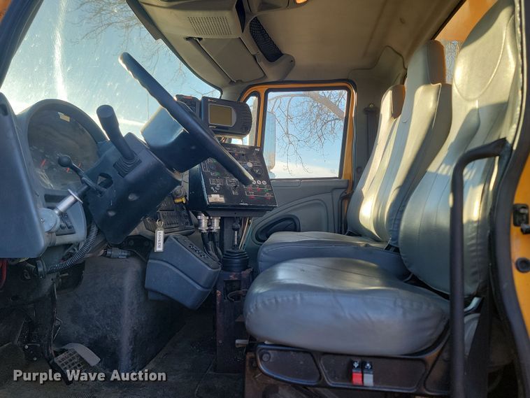 image for item KT9957 2004 International 7400  spreader truck