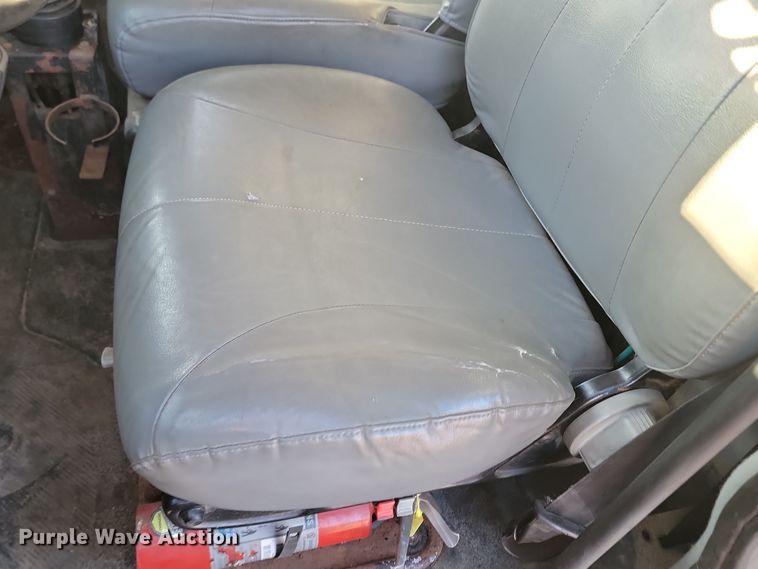 image for item KT9957 2004 International 7400  spreader truck