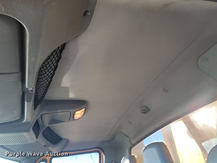 image for item KT9957 2004 International 7400  spreader truck