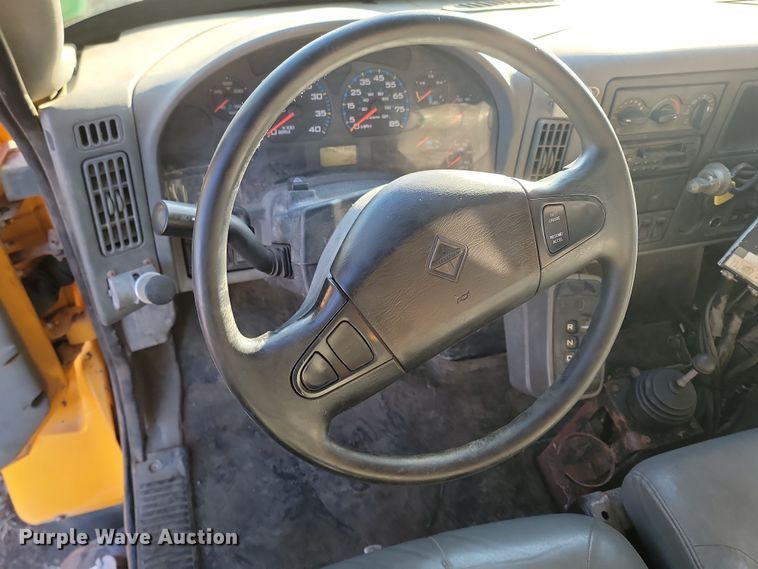 image for item KT9957 2004 International 7400  spreader truck