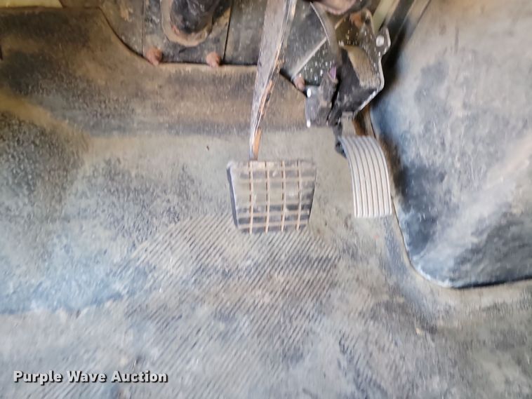 image for item KT9957 2004 International 7400  spreader truck