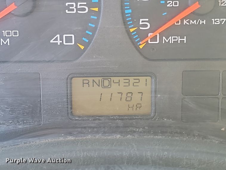 image for item KT9957 2004 International 7400  spreader truck