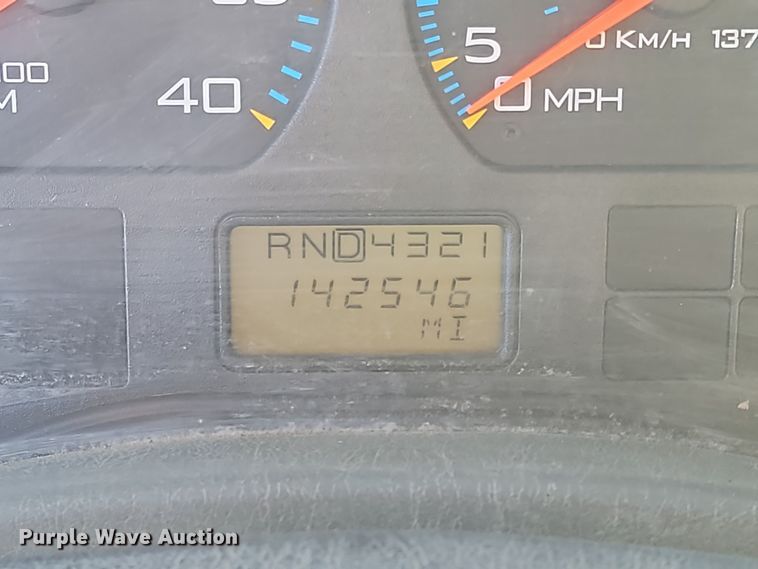 image for item KT9957 2004 International 7400  spreader truck