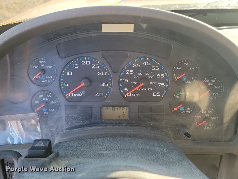 image for item KT9957 2004 International 7400  spreader truck