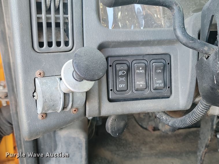 image for item KT9957 2004 International 7400  spreader truck