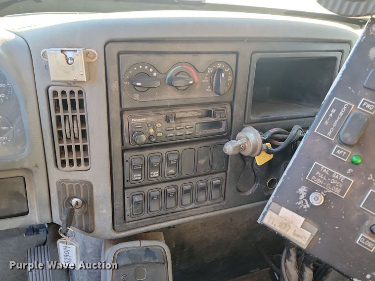 image for item KT9957 2004 International 7400  spreader truck