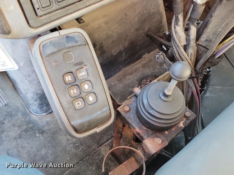 image for item KT9957 2004 International 7400  spreader truck