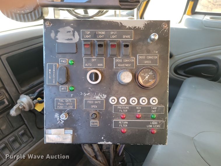 image for item KT9957 2004 International 7400  spreader truck