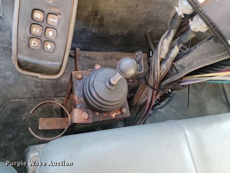 image for item KT9957 2004 International 7400  spreader truck