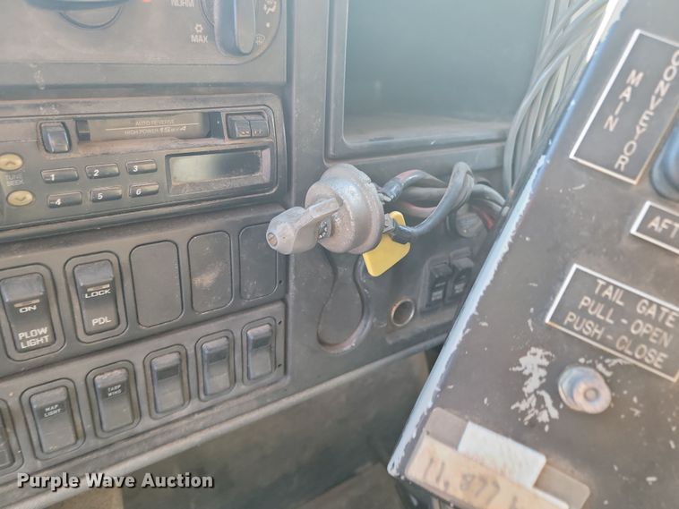 image for item KT9957 2004 International 7400  spreader truck