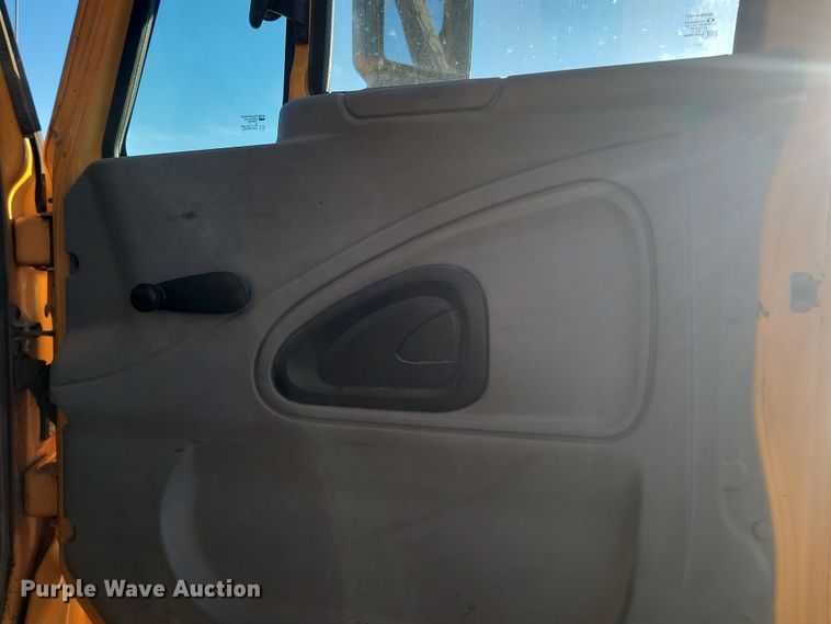 image for item KT9957 2004 International 7400  spreader truck