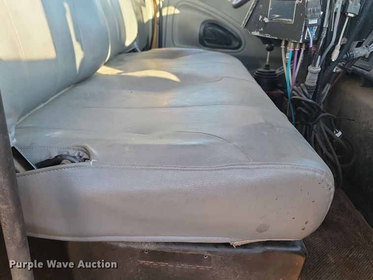 image for item KT9957 2004 International 7400  spreader truck