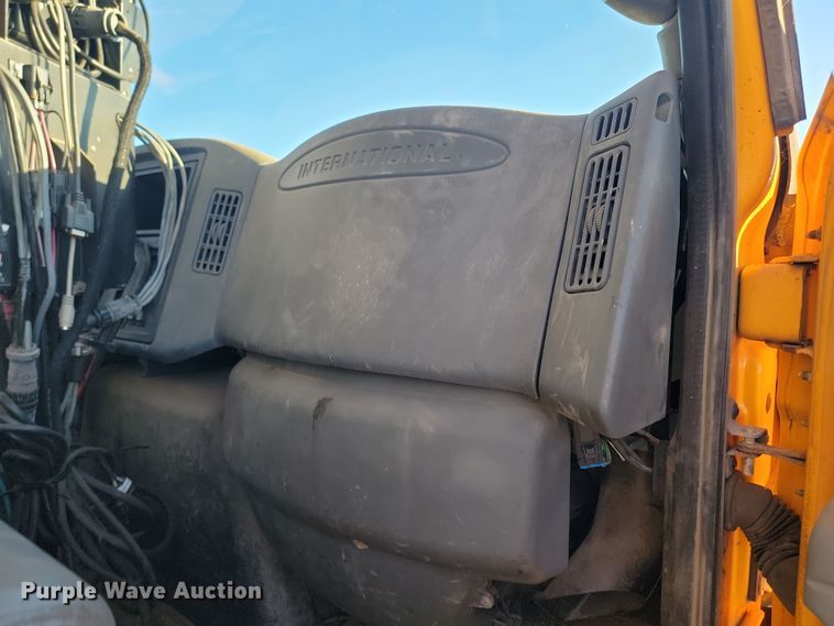 image for item KT9957 2004 International 7400  spreader truck