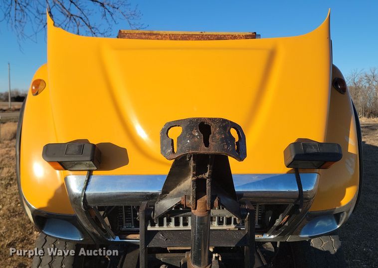 image for item KT9957 2004 International 7400  spreader truck