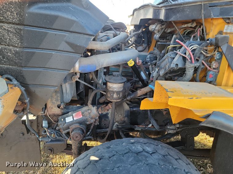 image for item KT9957 2004 International 7400  spreader truck