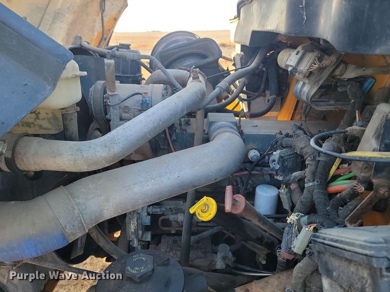 image for item KT9957 2004 International 7400  spreader truck