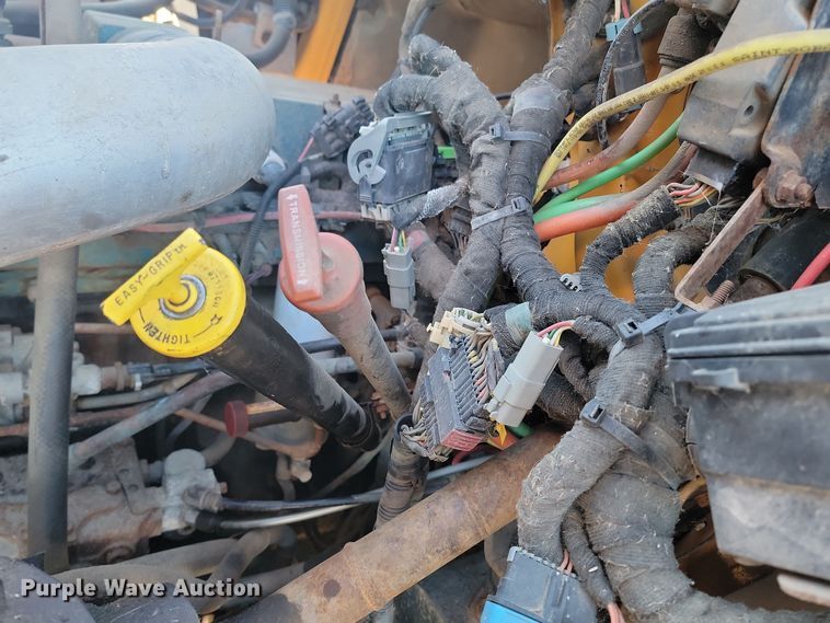 image for item KT9957 2004 International 7400  spreader truck